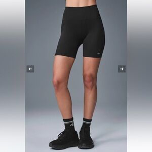 Alo 5” seamlesss ribbed favorite short